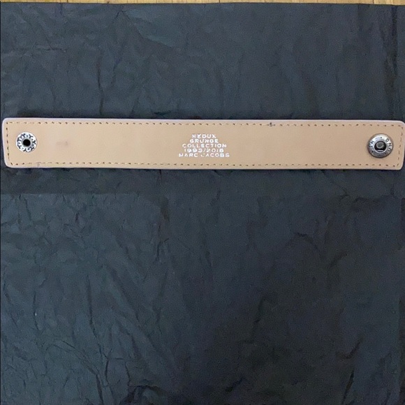 💜 RARE The Marc Jacobs Studded Leather Cuff 💜 - Picture 4 of 8